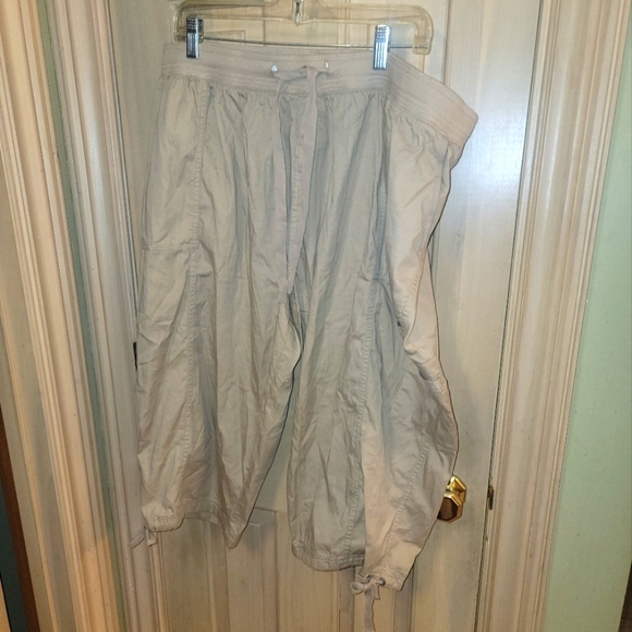 Essentials Pants - Womens Plus Sz 18/20 Essentials Multi Pocket Capri Cropped Pants Ties At Bottom
